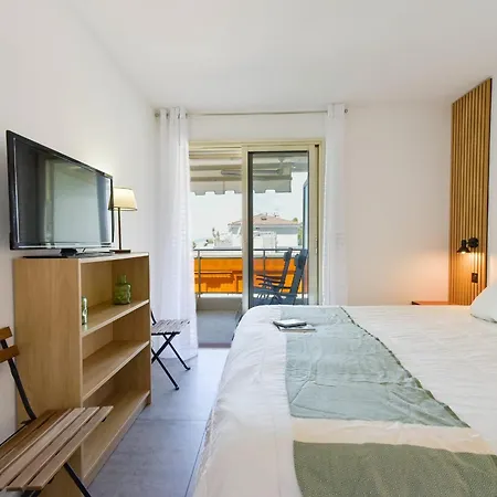 Renovated 1br Terrace Walk To Lägenhet